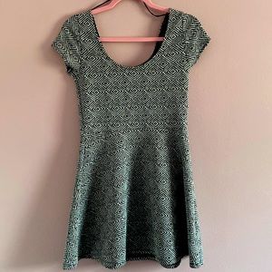 Aéropostale Geometric Short sleeve form fitted mini skater dress Size Medium